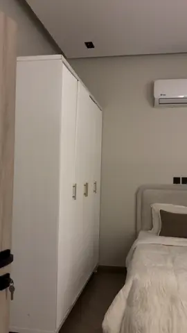 ‏واللي يسألون ترى الغرفة فيها دولاب وفيها كمان كرسي بنت صغيرة ومره ‏فيها مساحة؟🎀