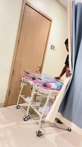 MasyaAllah... Allah tidak pernah menaruh tanggung jawab dipundak yang salah, jika kamu terpilih berarti kamu mampu .  Bismillah... insyaAllah mama & baba akan selalu menjaga kalian anak-anak ku 🥹  #fyp #hamil #babytwins #bayilucu #ibuhamil 