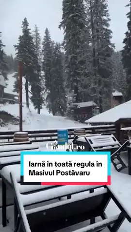 A nins ca în povești în Poiana Brașov, iar Masivul Postăvaru este acoperit de omăt. Zăpada așternută a transformat peisajul din stațiune. #ninsoare #postavaru #brasov #stirilezilei #gandul 