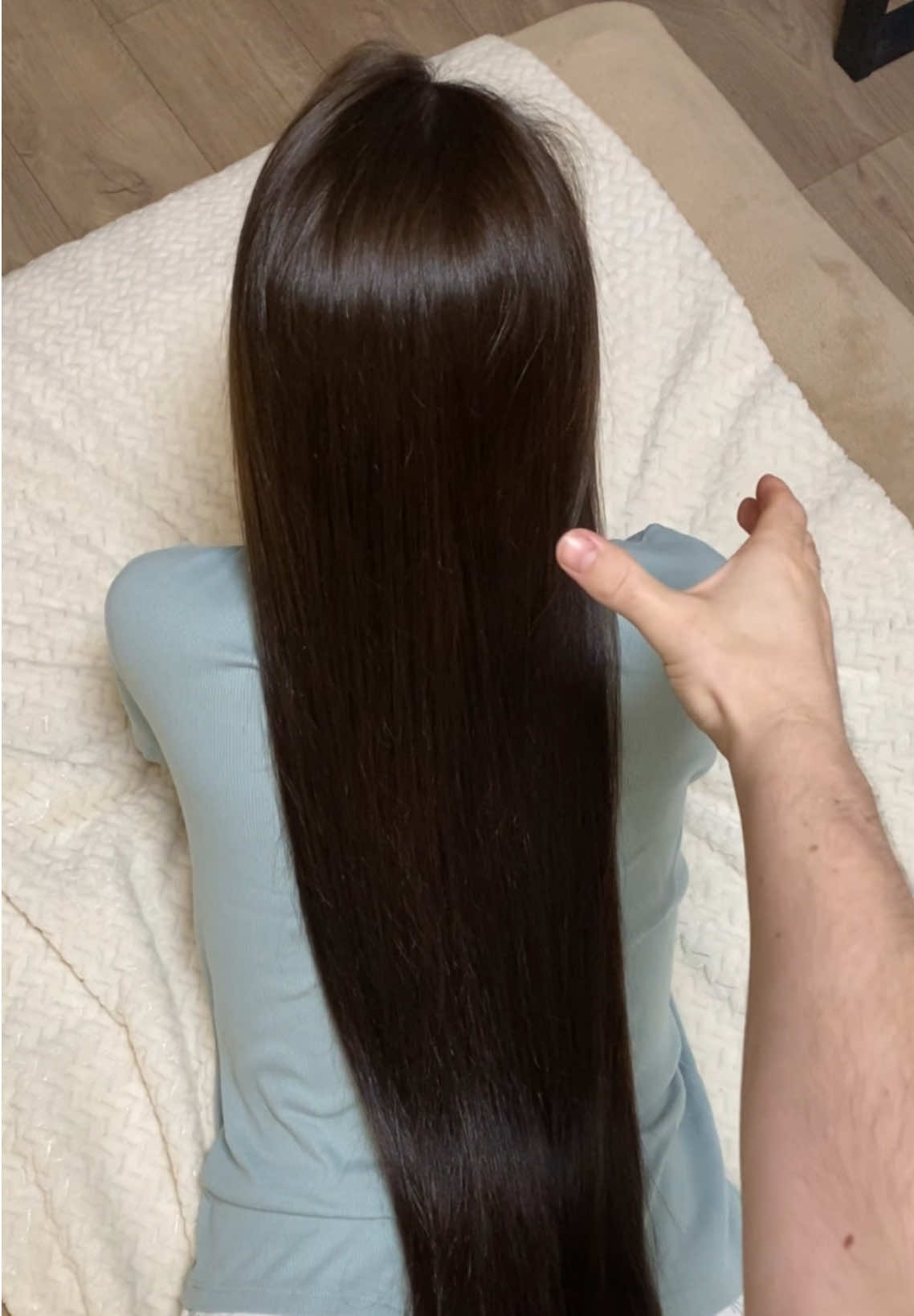 👀🪮💕 #hair #brushinghair #longhair #couple #couplegoals 