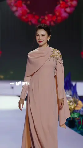 NSND Mỹ Uyên thần thái tại Fashion show Lụa Là Trà Hoa của ntk Linh San  #raindinhquayphim  #lualatrahoa #NTKLinhSan 