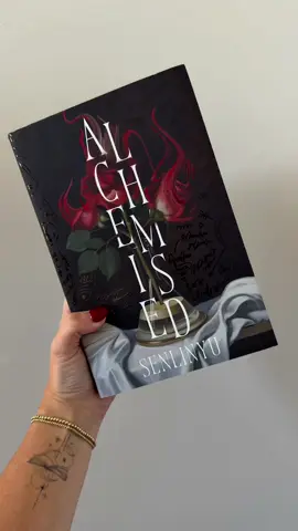 POV: You just received your SIGNED copy of Alchemised from @FairyLoot 🖤 @SenLinYu #alchemised #fairyloot #BookTok 