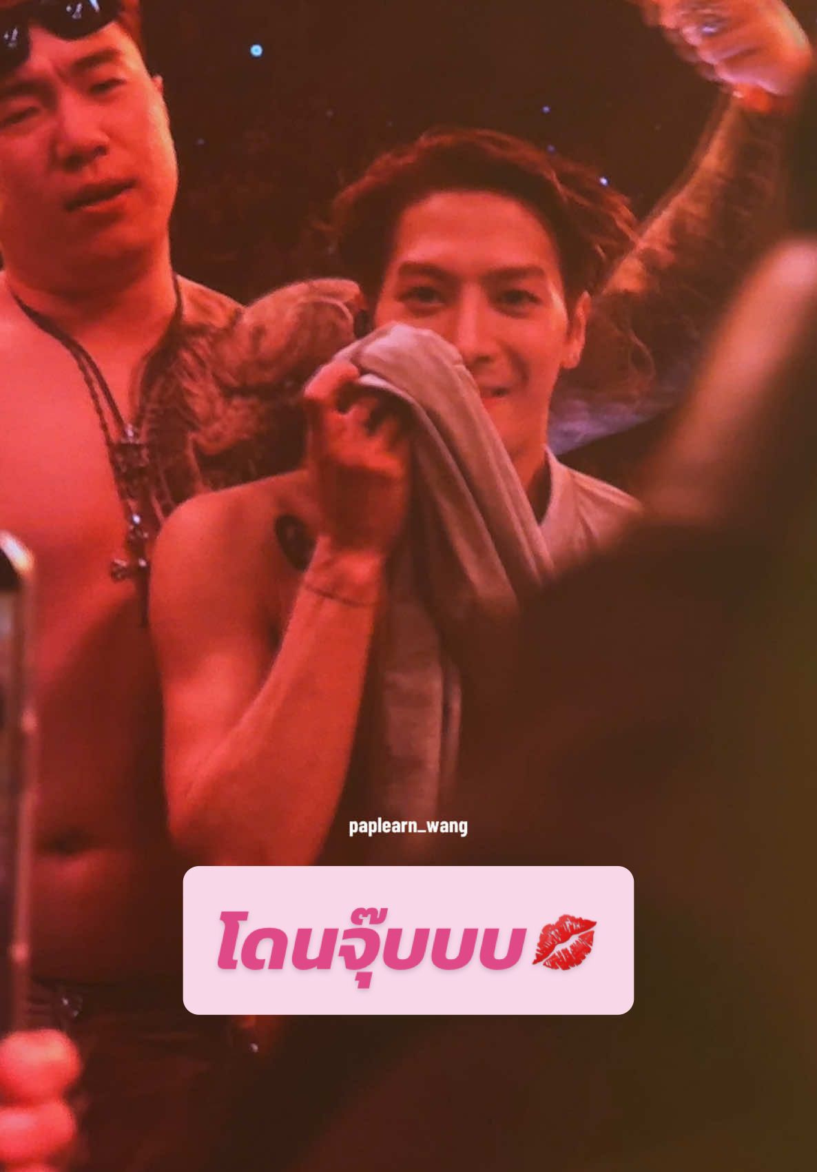 041068 | โอ้ยยยยย พี่แจ็คโดนจุ๊บอ้าาาา เชิลม้วน เสื้อบิดเบี้ยวเลย55555555555 😆💋 #MAGICMAN2inBKKDay2 #MAGICMAN2WORLDTOUR #JacksonWang #MAGICMAN2 #TeamWang 