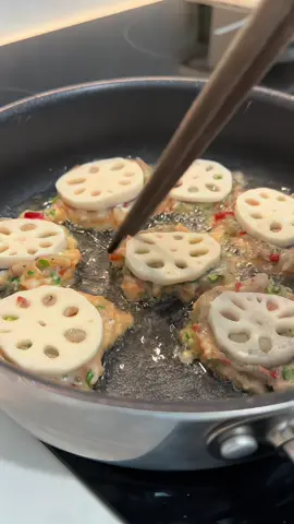Giòn rụm, thơm ngất ngây là đây 😊 bánh tôm chiên củ sen #cooking #homnayangi #nauan #연근새우전 #nauancungtiktok 