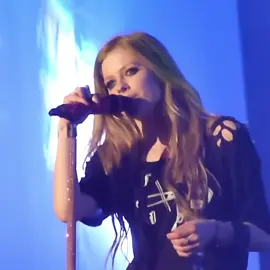 avril lavigne singing airplanes #avrillavigne #avrillavigneedit #foryou #concert