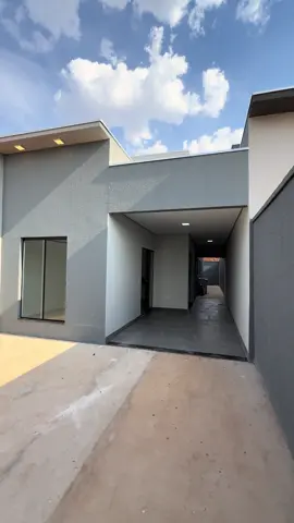 Descrição do imóvel Casa à venda 🏡   ✨ Detalhes do imóvel:   ✅ 92m² de área construída (com laje) ✅ 92m² de área averbada ✅ Terreno de 143,5m²   🛏️ 1 Suíte casal 🛏️ 2 Quartos 🚽 1 Lavabo 🚿 1 Banheiro social   🍽️ Cozinha americana 🛋️ Sala com pé-direito alto 🛠️ Área de serviço 🚪 Porcelanato   🌅 Varanda 🚗 Garagem para 2 carros   🪟 Janelas em blindex 🚪 Iluminação em Led   💰 Valor: R$ 420.000
