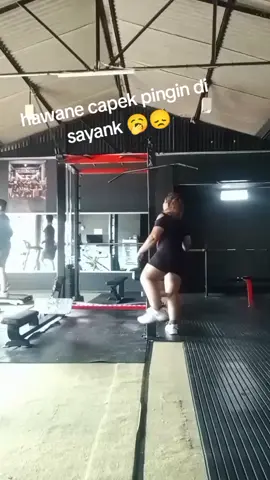 hawane pingin di peluk kaki di pundak 🥱