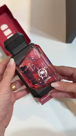 Next Spider-man já é sucesso!🕷️ Colônia de 75ml, fragrância Fougère Oriental com frutas vermelhas, lavanda e Patchouli.  Confesso que quando espirrei me lembrou a Linha Eudora H da Eudora, de acordo que foi secando ficou mais doce. Mas de geral gostei. Aproveitando aí o Dia das crianças é uma ótima opção pra presentear. Ah, tem a versão pra meninas também, embalagem linda e o cheiro frutado, amei tudo!😍 Além de outros produtos da linha que as crianças vão amar.🤩 Valor sugerido no catálogo nesse ciclo: R$87,90 após será R$109,90. EDIÇÃO LIMITADA. Recomendado a partir de 7 anos. #oboticario #spiderman #next #revendedoraboticario #consultoraoboticario 