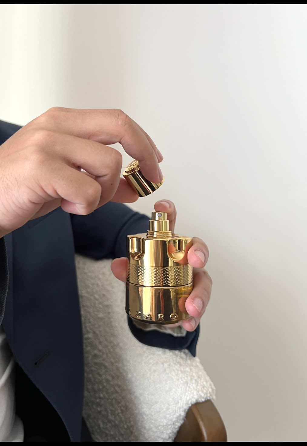 ✨ @Azzaro_Parfums dévoile Wanted Elixir ✨ Un parfum boisé-fruité où la puissance du cuir rencontre la douceur gourmande des fruits rouges et l’éclat épicé de la cardamome. L’iconique flacon se pare d’un or éclatant, plus audacieux et luxueux que jamais. Véritable objet de collection, il capte le regard et incarne à la perfection l’essence de cet élixir : élégant, intense et inoubliable. Avec son sillage addictif, sensuel et longue tenue, ce parfum ne laisse personne indifférent. Collaboration Commerciale  #AzzaroParfums #AzzaroWanted #parfum #BeautyCrewAzzaroWantedElixir