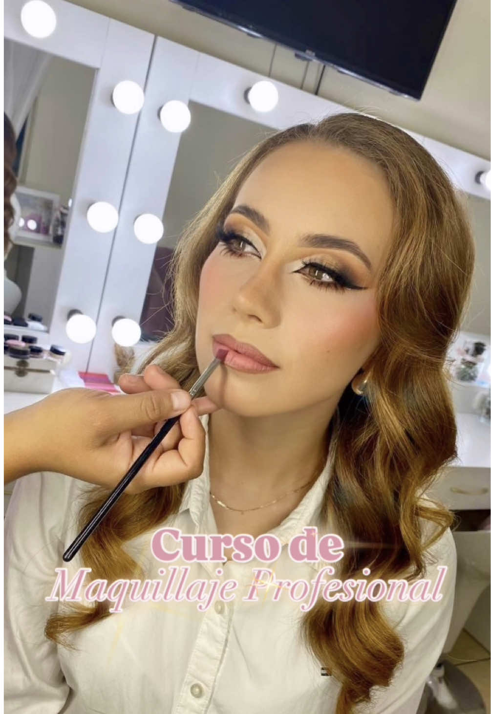 🚨INSCRIPCIÓN GRATIS EN NUESTRO INTENSIVO DE VACACIONES‼️EN NUESTRO MÁSTER EN MAQUILLAJE PROFESIONAL ESTE MES DE OCTUBRE 💕🎀 ADICIONAL QUEREMOS CONSENTIRTE 💝💐REGALÁNDOTE UN 45% DE DESCUENTO EN NUESTRO CURSO DE MAQUILLAJE PROFESIONAL 🤯😱  Te gustaría complementar tus servicios y ser parte de cada evento inolvidable en la vida de tus clientas ?👰🏼💕 No esperes más para aprende a realizar hermosos maquillajes y consentir a tus clientas como tanto lo merecen 💕🤗 En este curso aprenderás todo lo que necesitas saber sobre el mundo del maquillaje desde lo básico hasta todo tipo de técnicas actualizadas profesionales y en tendencia 🎉💃🏼 También puedes optar únicamente por el tema y técnica a tu interés ó si deseas el curso completo lo que mejor te convenga y se acople a tus necesidades🤗 INCLUYE KIT BÁSICO DE MAQUILLAJE INCLUYE MATERIAL TEÓRICO ADICIONAL INCLUYE TODO EL MATERIAL PARA USO EN CLASE 😱🎉💃🏼 Incluye diploma 💕 RESERVA TU CUPO CON LA INSCRIPCIÓN 🎉 📍VISÍTANOS EN LA 3RA AVENIDA 8-37 ZONA 9 JARDINES TIVOLI  *CONTAMOS CON PAGOS CON TARJETA Y VISACUOTAS* 😁 Modalidades: presencial 👩🏻‍🎓y virtual 👩🏼‍💻 elige la que mejor te convenga 🤗 Déjanos tu correo para enviarte la información completa 😉 Contáctanos : inbox, DM Llamadas: 22346111 Whatsapp : 36458092 Beauty&HairExtensions  Tan natural como tu propio cabello 💁🏼‍♀️  #guate #guatemala #502🇬🇹 ##makeup #makeupartist 