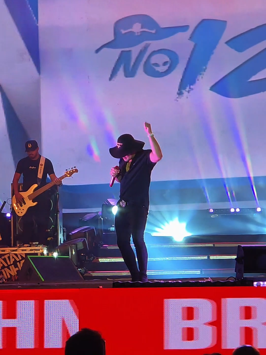 Natanzinho Lima canta 