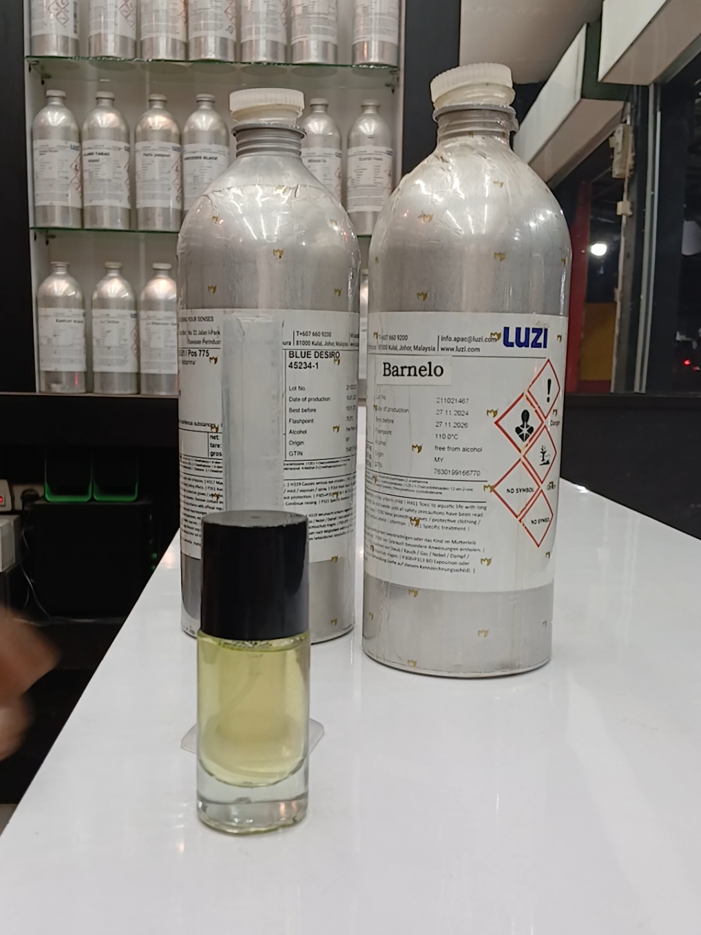 takaran mix parfum ?? komen👉🏻 yang mau sniff langsung bisa ke store alamat ada di bio !!! #parfumcowok #parfumunisex #fyp #parfumninggalinjejak  #parfumrecomended 