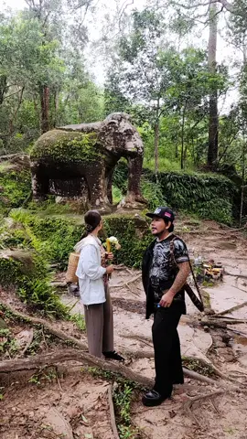 ភាគទី១ នៃការបកស្រាយអំពីដំណាលរឿងពីបុរាណនដែលទាក់ទងទៅនិងទេវកថាដំរីរបស់អ្នកមានបុណ្យ និងរូបនរៈសឹង្ហទាំង២អង្គដែលនៅលើកំពូលភ្នំគូលេន។