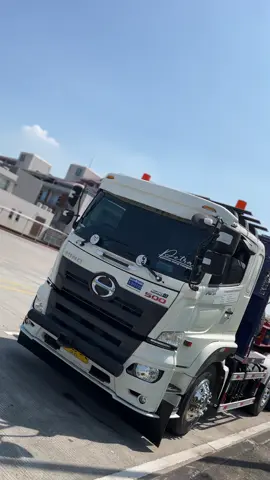 Uhh🥰.                                                 #deminyai #truckganteng #sumbarstyle #hino500modifikasi #fupシforyou 