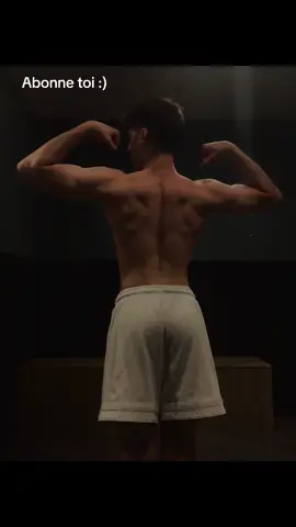 Vous en pensez quoi par rapport au premier posing de dos ? Hésite pas à t’abonner pour le soutien :) #gymrat #GymLife #gymtoks #gym #salle  