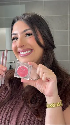 Un combo lèvres tout en douceur 🤍 J’ai craqué pour une combinaison nude rosée ultra harmonieuse : le crayon Macchiato pour redéfinir les lèvres, le Chai pour cette touche rose claire subtile et une pointe du blush crème 08 rose nude en guise de rouge à lèvres 💋 Résultat : un rendu naturel, frais et féminin exactement comme j’aime ✨ @AMS Beauty #AMSLIPCOMBO