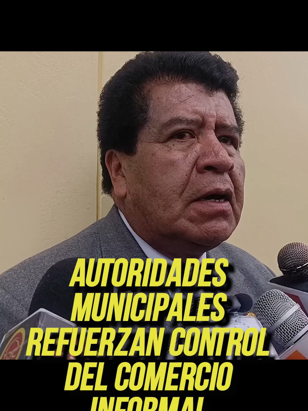 AUTORIDADES MUNICIPALES REFUERZAN CONTROL DEL COMERCIO INFORMAL Y LA SEGURIDAD CIUDADANA EN CUSCO. El gerente de desarrollo económico de la municipalidad del cusco Mario Zarate indica que La Municipalidad de Cusco continúa con operativos para recuperar espacios públicos invadidos por el comercio informal especialmente en el centro histórico y zonas aledañas. El gerente municipal informó que los comerciantes que ocupaban la línea férrea desde el puente Santiago hasta Grau fueron reubicados hacia la parte superior del puente Almudena. Asimismo, confirmó que el área de Plaza Vea ha sido recuperada de manera definitiva para la seguridad ciudadana, aunque reconoció que los vendedores informales se han desplazado hacia sectores como Manuel Prado y Magisterio, generando nuevos focos de desorden. #Cusco #ComercioInformal #SeguridadCiudadana #NoticiasCusco #CentroHistórico.