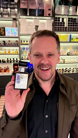 CSENDES ERŐ ÉS FÉLREÉRTHETETLEN KARAKTER Gallagher Fragrances Crimson Veil (Eau de Parfum) a kiegyensúlyozottság mesterműve – egyszerre harmonikus és kifejező, merész, mégis a hétköznapokra is kiválóan hordható. Ez az egész évben viselhető parfüm a friss bogyós gyümölcsök élénk ragyogásával nyit, lédús és fanyar, anélkül, hogy túl édes lenne. A bergamott citrusossága légies frissességet kölcsönöz, míg a timur bors fűszeres melegségével áthatol, felébresztve az érzékeket. Crimson Veil szívébe érve az elegáns török rózsa virágzik – nem púderes vagy szégyenlős, hanem gazdag és testes. A muskotályzsálya hűsítő gyógynövényes jegyet ad a parfümhöz, finom, modern élt adva a virágos kompozíciónak. A meleg és a friss kölcsönhatása olyan olfaktív szerkezetet alkot, amely egyszerre magabiztos és megközelíthető. Crimson Veil és a teljes Gallagher Fragrances parfüm kollekció exkluzív elérhető a 7scents Parfümériában: 1053 Budapest, Magyar utca 18 www.7scents.hu #7scents #parfüm #nicheparfüm #parfüméria #nicheperfume          @gallagherfragrances 