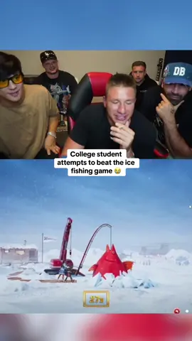 College student attempts to beat the ice fishing game 😭 #kickstreaming 