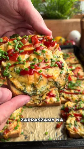 Nie ma nic prostszego niż zapiekanki! Szybko i mega smacznie! Zróbcie sobie, bo jest sztos 😍☺️ * SKŁADNIKI: 🤌1 większy pomidor pokrojony w kostkę, 🤌150g pokrojonej w kostkę szynki, 🤌200-250g tartego cheddara, 🤌2 łyżki pietruszki, 🤌2 łyżki koperku, 🤌3 łyżki majonezu, 🤌łyżeczka pieprzu ziołowego, 🤌sól, 🤌12 kromek chleba tostowego, 🤌ketchup, szczypiorek * PRZYGOTOWANIE: 👉wszystkie składniki mieszamy w misce i nakładamy na kromki chleba wyłożonego na blachę, 👉pieczemy w 190 stopniach przez 20 minut, 👉podajemy z ketchupem i szczypiorkiem * #dc #dlaciebie #zapiekanki #domowyfastfood   #prosteprzepisy    
