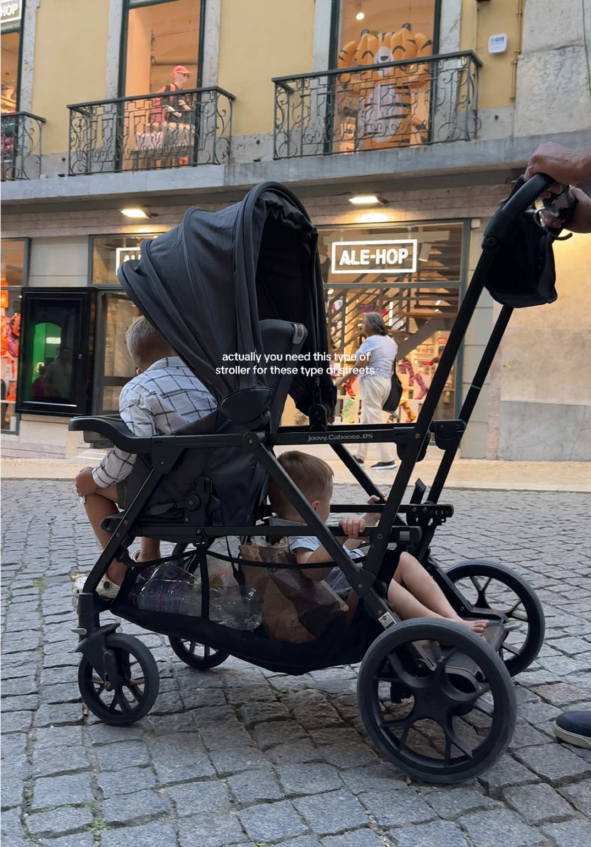 I love a good compact travel stroller, but when you’ve got two kids, streets that look like this, a pile of bags, snacks, water bottles, and you’re still heading out to shop… you NEED a stroller like this one @Joovy 😍