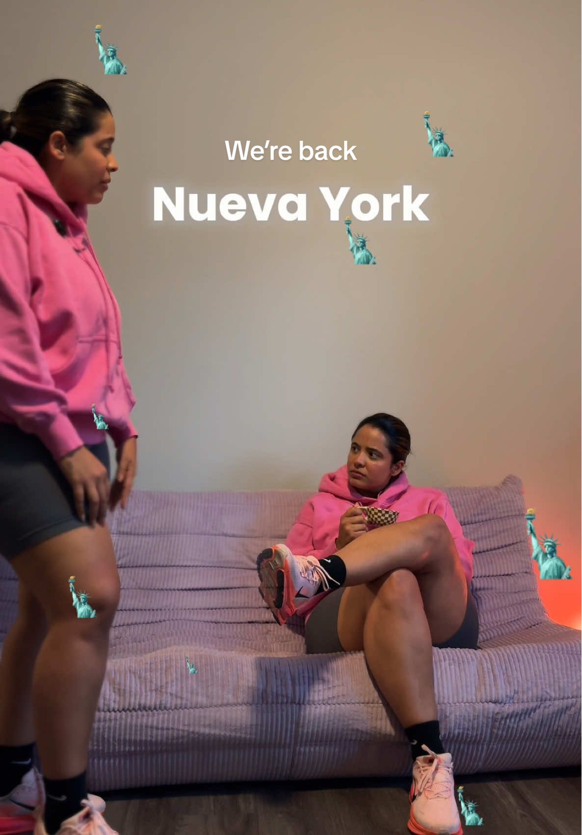 Well, we’re back 🤭😅 Me preguntan si extraño NYC… la verdad ni me ha dado chance de extrañarlo 🤡 Después de 10 años viviendo en Nueva York, me mudé a Tampa 🌴 y hoy regreso por unos días a la ciudad que me vio crecer, retarme y expandirme 🚀 Esta vez, por un proyecto con una marca súper cool que me tiene demasiado emocionada🫢 Lo que más me gusta de esta nueva etapa es que ahora puedo vivir between concrete & coast 🌊 #travelcontentcreator #nomadadigital #nyccontentcreator #womenpreneurs #latinacreator  