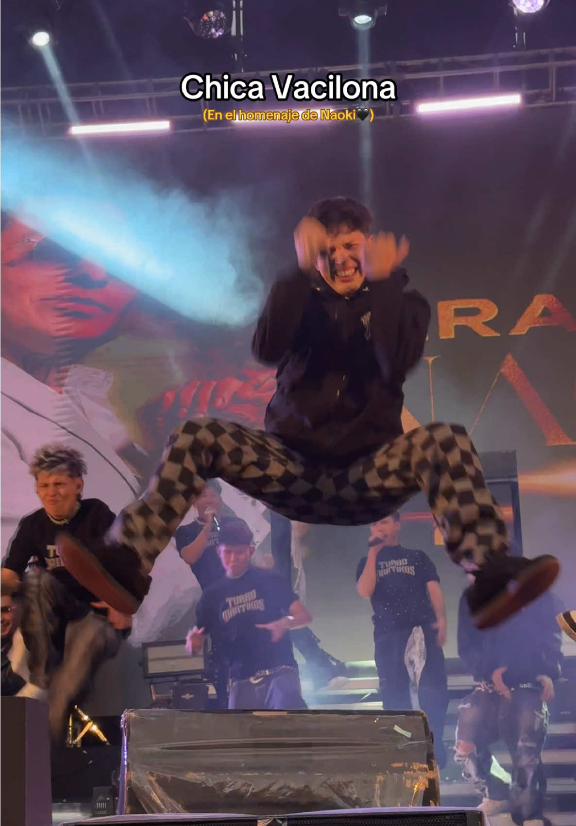 CHICA VACILONA EN VIVO! Gracias por tanto amor ayer, no tengo palabras. Un abrazo hasta el cielo Naoki🖤 SIEMPRE TURROMANTIKOS