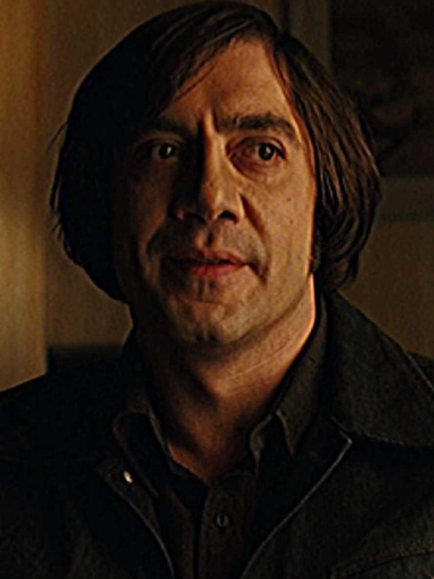 «Старикам Тут Не Место» — Обычный работяга обнаруживает в пустыне гору трупов, грузовик, набитый героином, и соблазнительную сумму в два миллиона долларов наличными. Он решает взять деньги себе, и результатом становится волна насилия, которую не может остановить вся полиция Западного Техаса. #edit #recommendations #антончигур #antonchigurhedit #эдит 