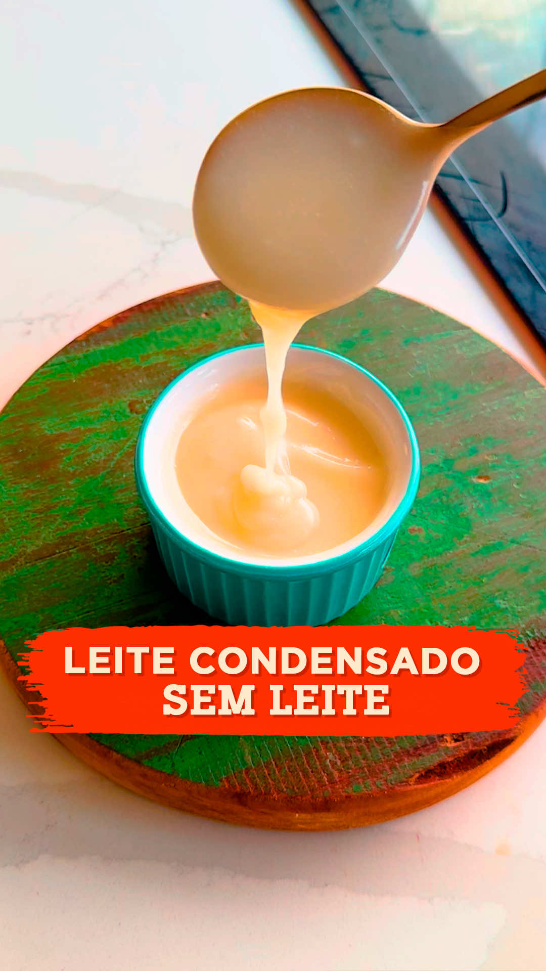 Com essa receita de leite condensado caseiro, você pode substituir aquele que é cheio de açúcar e leite e pode fazer seus doces favoritos, com muito mais saúde! E pra fazer é muito fácil! ✅ 135 g de leite de coco em pó (qualquer marca) ✅135 ml de água fervente ✅ 75 de adoçante (qualquer um) É só bater tudo, de 4 a 5 minutos, e deixar descansar até ficar grossinho. E olha, segue o meu perfil pra não perder nenhuma receita fácil e saudável! 💚