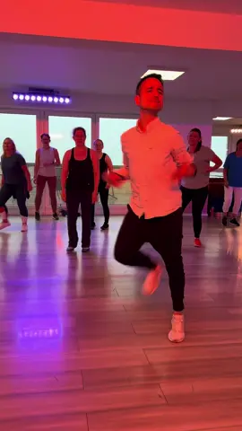 Das mag ich besonders gerne! 😍🥰 Habt einen schönen Tag! 📍@motsi_mabusetaunustanzschule  #ikoiko #flashmob #linedance #ballidigruppo #letsgo 