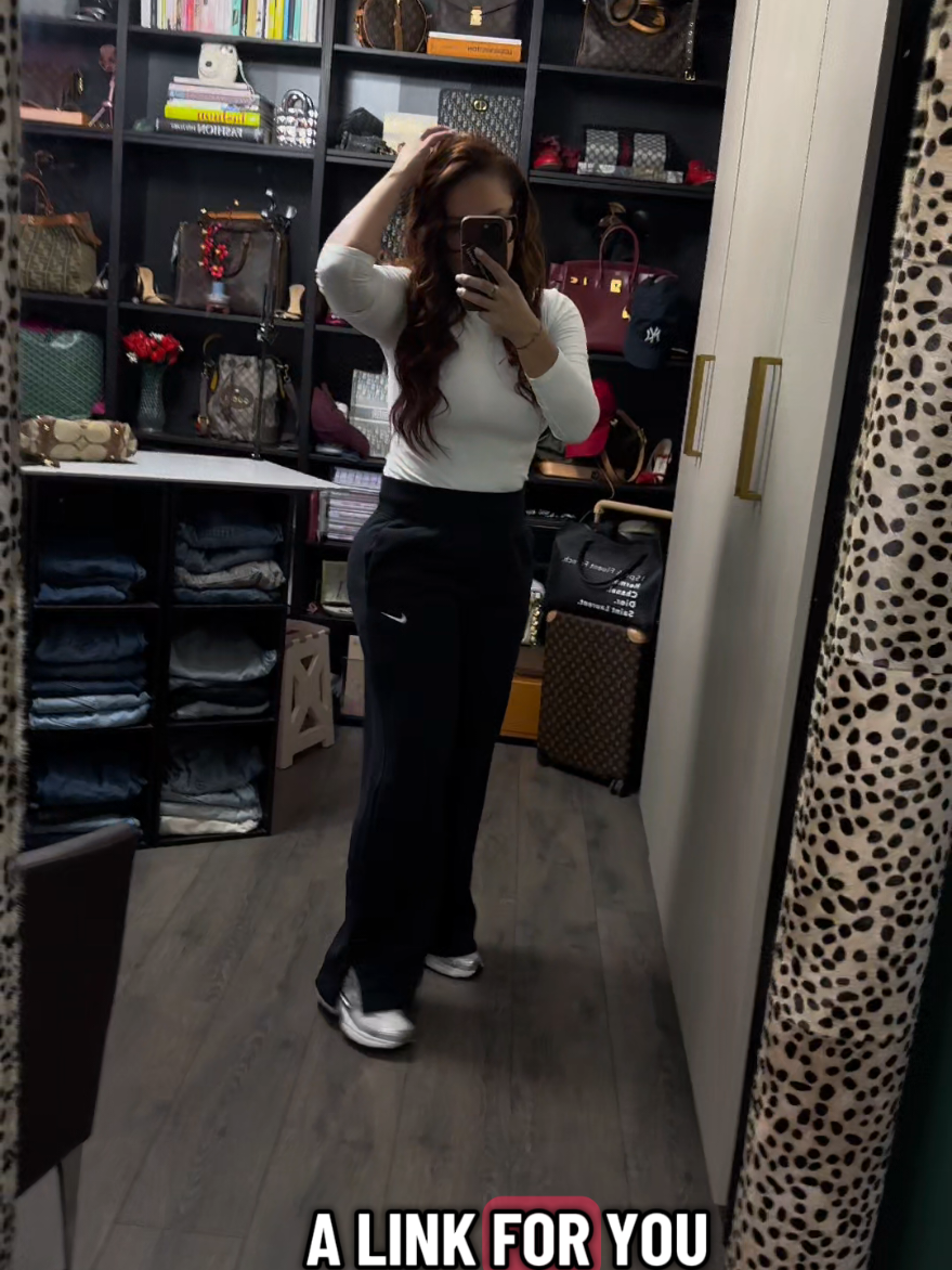 Comfy never looked this good My fall OOTD is complete with these Nike fleece sweatpants — the fit, the feel, the vibe = perfect  Cozy + chic, just how I like it. Tap on screen to grab yours before they’re gone #TikTokShop #tiktokshopcreatorpicks  #tiktokshopfalldealsforyou  #tiktokshopblackfriday  #CreatorsIcons 