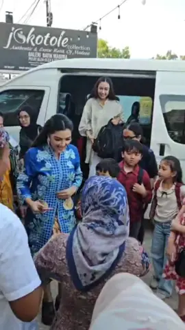 Anang Hermansyah dan Ashanty Kunjungi Galeri Batik Madura Jokotole Collection, Rayakan Hari Batik Nasional Bangkalan, 3 Oktober 2025 – Suasana hangat dan penuh kebanggaan terasa di Galeri Batik Madura Jokotole Collection, Martajasah – Bangkalan, saat pasangan selebritas tanah air Anang Hermansyah dan Ashanty hadir dalam rangkaian peringatan Hari Batik Nasional. Acara bertajuk “Jokotole Collection: Authentic & Exotic Batik of Madura” dengan tagline “Dari Madura Untuk Dunia, Menyambut Dengan Cinta & Budaya” ini menjadi momentum penting untuk memperkenalkan keindahan dan keaslian Batik Tulis Gentongan, salah satu warisan budaya khas Madura. Penyambutan dengan Batik Gentongan Kedatangan Anang dan Ashanty disambut langsung oleh tim Jokotole Collection dengan pengalungan selendang Batik Gentongan eksklusif sebagai simbol kehormatan. Pasangan ini tampak antusias sekaligus terkesan dengan sambutan hangat masyarakat Bangkalan. Storytelling Filosofi Batik Madura Founder Jokotole Collection dalam sambutannya menjelaskan filosofi dan proses panjang pembuatan Batik Gentongan yang dapat memakan waktu hingga satu tahun. Anang dan Ashanty menyimak dengan penuh perhatian, bahkan mengungkapkan rasa kagum terhadap ketekunan dan keindahan karya para pengrajin lokal. Interaksi dengan Pengrajin Momen istimewa tercipta saat Anang dan Ashanty berkeliling galeri, menyapa langsung para pengrajin batik Tanjung Bumi binaan Jokotole Collection. Mereka juga berkesempatan mencoba menorehkan malam pada kain, merasakan langsung proses membatik yang menjadi identitas budaya Madura. Dukungan untuk Batik Madura Dalam testimoninya, Anang Hermansyah menyampaikan, > “Batik Madura ini punya ciri khas yang luar biasa. Kita semua harus bangga dan ikut melestarikannya, karena inilah wajah budaya Indonesia.” Ashanty menambahkan, > “Saya sangat terkesan dengan warna-warna Batik Gentongan yang begitu hidup. Semoga batik Madura semakin mendunia.” Sebagai tanda penghargaan, Jokotole Collection menyerahkan cinderamata Batik Gentongan eksklusif kepada Anang dan Ashanty. Ziarah ke Makam KH. Syaichona Kholil Rangkaian acara ditutup dengan kunjungan ke Makam KH. Syaichona Kholil Bangkalan, ulama kharismatik Madura. Rombongan melaksanakan tahlil dan doa bersama sebelum kembali ke galeri. Momentum Hari Batik Nasional Acara ini bukan hanya menjadi ajang promosi batik, melainkan juga pengingat akan pentingnya menjaga dan melestarikan warisan budaya bangsa. Melalui kehadiran figur publik dan kolaborasi dengan para pengrajin, Jokotole Collection berharap Batik Madura semakin dikenal, dicintai, dan dihargai, baik di dalam negeri maupun mancanegara --- 📌 Ikuti terus untuk melihat Dokumentasi lengkap acara ini, dapat disaksikan di akun Instagram & TikTok @jokotolecollection @ananghijau.id  #ananghermansyah  #ananghijau  #jokotolecollection  #ashantyhermansyah @wecarebangkalanmadura 