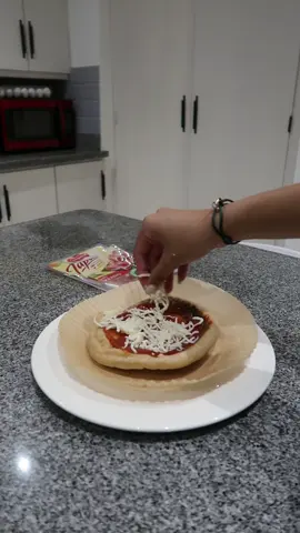 chef iva is sooooo backkk con la receta ma facil del mundo, la q me saca de todos los apuros cuando no se que comer o cenar: homemade pizza! 🍕🫶🏼 super facil, rapida y encima healthy (ft cardi b in the backkk 😝)