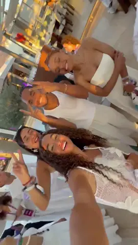 Creo que es mi video favorito de mi vida 😭😭😂🤍🤍 @VictorVarona por fin se conocieronnnn 🥹 #culpanuestra 👰🏽‍♀️