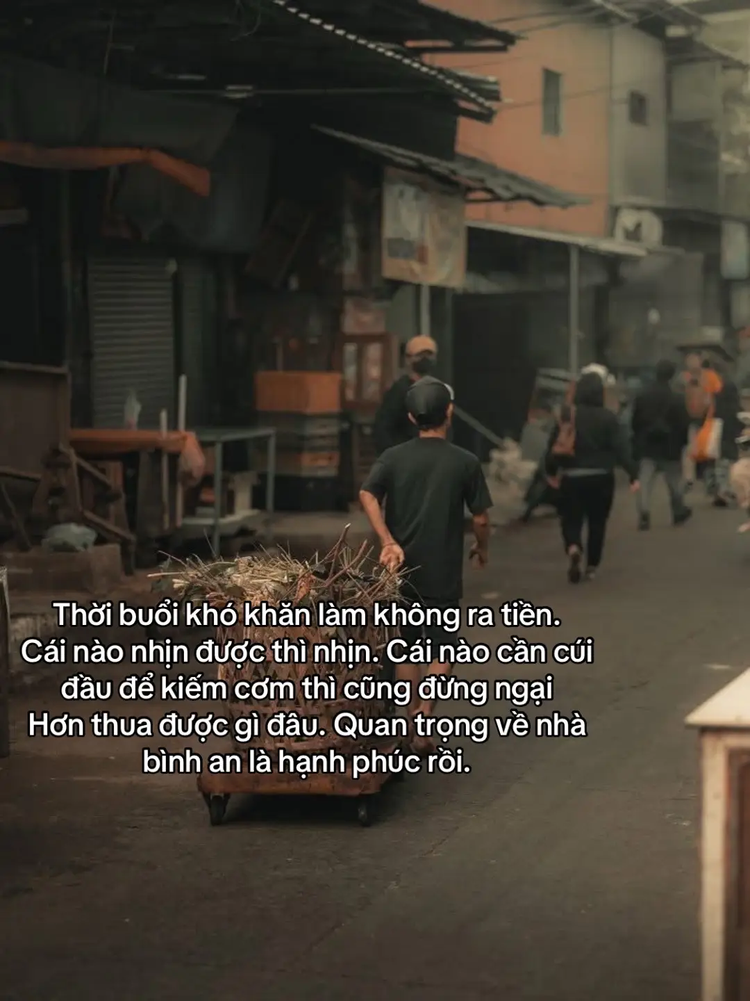 Thời buổi khó khăn làm không ra tiền. Cái nào nhịn được thì nhịn. Cái nào cần cúi đầu để kiếm cơm thì cũng đừng ngại  Hơn thua được gì đâu. Quan trọng về nhà bình an là hạnh phúc rồi.#xahoi #cuocsong #vanthuong208 #xhuong 