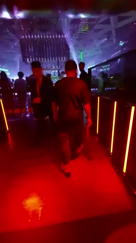 diskotik taipe bukak jam 12 malam,buat cewek gratis buat cowok bayar,masuk pakek arc kalau enggak ada pakek cenpoka,kalau enggak punya Pinjem,cuma buat formalitas saja buat syrat masuk,#101 #clubtaipe #taiwan🇹🇼 jalan masuk utama gelang tanggan masuk buat ambil minuman😊yang mauk Dateng biyar enggak bigung#taiwan🇹🇼 #clubtaipe 