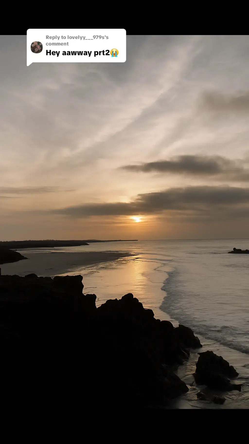 Replying to @lovelyy___979s Maalmahaas wixii ka dambeeyay, noloshu waxay ii noqotay mid cusub, mid aan dareemayay in ay xiiso iyo farxad isku dhex jiraan. Inantii aan maalintaas isku barannay, si aan la fahmi karin ayey qalbigayga ugu gashay. Markii hore waxaan moodayay in ay tahay xiise daqiiqadeed, balse waxay isu beddeshay dareen iga horyimid oo maalin kasta sii xoogeysanayay. Wax kasta oo aan sameeyo, magaceeda ama sawirkeeda ayaa maskaxda iga dhex muuqan jiray. Mararka qaar waxaan fariisan jiray anigoo dugsiga kasoo laabtay, telefoonka gacanta ku haya, oo aan daawanayo sawirkeedii, si aan u dareemo in ay weli ila joogto. Qof walba oo agtayda soo fadhiya, wuu ogaa in fikirkeygu meel kale ku maqan yahay — meel uu degan yahay qof aanan weli si buuxda u garan, balse qalbigaygu hore u aqbalay. Maalin subax ah, salaadda hore ka dib, anigoo niyad deggan oo jameecada kasoo baxay, ayaan go’aansaday inaan socod ku soo maro jidkii aan mar walba isticmaalo. Hawadu waxay ahayd mid qabow, neecawda subaxnimaduna waxay la mid ahayd duco. Cagaha oo tartiib u soconaya, qalbigana uu dagan yahay, ayaan si lama filaan ah u arkay iyada — haweeneydii maskaxdayda maalmihii oo dhan ku wareegaysay. Waqtigaas, wadnahaygu wuu istaagay daqiiqad. Indhahaygu way ku hakadeen, hadalkuna wuu iga go’ay. Iyaduna si xishood leh bay u dhoola caddeysay, codkeeduna wuxuu ahaa mid deggan oo laabta taabanaya. “Subax wanaagsan,” bay tiri, iyadoo gacanta si diiran ii salaantay. Aniguna, anigoo hadalkii isku dayaya inaan soo celiyo, ayaan iri: “Subax wanaagsan, ma adigaa? Ma rumeysan karo inaan kugu arkay halkan.” Is bariidin dheer iyo xaal wareysi xiiso badan ayaa dhacay. Waxaan ka sheekeysanay iskuulkii, asxaabtii, iyo nolosha guud ahaan. Waxay ii sheegtay halka ay degan tahay, iyadoo si faahfaahsan u tilmaamaysa: > “Waxaan deganahay xaafadahaas, meel u dhow geedka weyn ee hadhka fiican leh. Maalin kasta markaan socdo, hadhkaas ayaan hoos fadhiistaa.” Tilmaantaas fudud, haddana macaan, waxay qalbigayga kaga reebtay raad aan la tirin karin. Markay hadlaysay, codkeedu wuxuu ahaa sida hees deggan oo habeenkii hurdo kuu diida. Anigana waxaan uga sheekeeyay halka aan daganahay, iyo sida aan subax kasta isku diyaariyo dugsiga. Laakiin markan, dareenka aan la hadlayay ma ahayn mid caadi ah — wuxuu ahaa mid ka buuxa kalgacal aan af lagu qeexi karin. Markii aan kala tagnay, qalbigayga ma rabin inuu sii daayo daqiiqadahaas. Waqtigaas gaaban wuxuu ii ahaa sida buug cusub oo noloshayda laga bilaabay. Waxaan dareemayay farxad, walbahaar, iyo rajo isku dhex jirta. Intii aan guriga ku sii socday, dhulkii, hawadii iyo dhawaqii duqsiyada xitaa waxay u ekaayeen kuwo iyada ii xusuusinaya. Meel kasta oo aan eegaba, waxaan u arkayay muuqeeda, dhoolla-caddeyntaas aanan iloobi karin, iyo erayadii ay tiri ee qalbigayga dajiyay. Maalintaas laga bilaabo, jidkii aan maalin kasta maro wuxuu noqday jid xusuus iyo rajjo. Waqti kasta oo aan halkaas maro, waxaan dareemaa sidii ay weli iga hor socoto, dabayl yar oo timaheeda dhaqaaqaysa ay iga sii horreyso. Runtii, maalintaas ma ahayn mid caadi ah — waxay ahayd maalintii noloshaydu midab yeelatay, maalintii qalbigaygu bilaabay inuu barto jacaylka dhabta ah #jacayl #somalitiktok part3