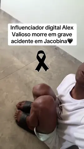 Influenciador digital Alex Valioso morre em grave acidente em Jacobina. O influenciador digital Alex Valioso morreu na manhã deste sábado (4) após um grave acidente de carro na Rua José Prado Alves, em frente ao Cemitério Jardim da Saudade, em Jacobina, no norte da Bahia. Segundo informações preliminares, Alex conduzia o veículo no momento em que perdeu o controle da direção e colidiu violentamente contra uma árvore. Ele morreu ainda no local do acidente. Outras três pessoas estavam no carro — duas mulheres e um homem — e foram socorridas por equipes do Serviço de Atendimento Móvel de Urgência (SAMU-192) para o Hospital Regional Vicentina Goulart. O estado de saúde delas não foi divulgado até o momento. De acordo com relatos de testemunhas, dentro do automóvel foram encontrados um cooler e garrafas de cerveja. As circunstâncias exatas do acidente ainda serão investigadas pela Polícia Civil. Alex Valioso era um nome conhecido nas redes sociais, com milhares de seguidores. No TikTok, onde se apresentava como “Valioso Filho do Pastor”, acumulava mais de um milhão de seguidores, com vídeos que mesclavam humor, cotidiano e reflexões sobre fé. O corpo do influenciador foi removido e encaminhado ao Instituto Médico Legal (IML) de Jacobina. Nas redes sociais, fãs, amigos e admiradores lamentaram profundamente a morte precoce de Alex, destacando sua alegria e carisma. “Um talento que nos fará muita falta. Descanse em paz, Alex”, escreveu um seguidor em uma publicação de homenagem. A Polícia Técnica realizou a perícia no local, e o caso segue sendo apurado pelas autoridades. #valiosofilhodopastor #pastor  #influencer #luto