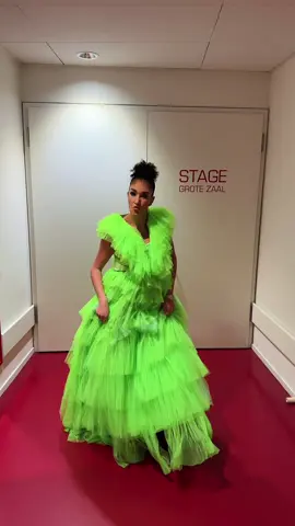 “We hebben nog 8 minuten voordat de show begint, dus laten we een TikTok dansje filmen”. 😂😂💚💚