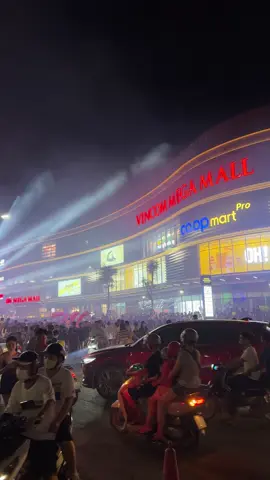 Đông vui tấp nập ngày khai trương TTTM Vincom Mega Mall Royal Island. #vincom #royalisland #vuyen #khaitruong #viral 