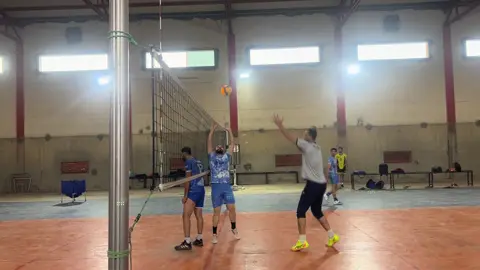 سڵاو خۆشەویستان سوپاس بۆ خوایی گەورە بەرواری ٤-١٠-٢٠٢٥ دەستمان بەتەمرینەکان کردوە ان شاء الله سەرکەوتو دەبین بەخێر هاتنی هەمو یاریزانەکان دەکەین                                اليوم اول تمرين بتاريخ ٤-١٠-٢٠٢٥ نرحّب بكول لاعبين اهلا وسهلا بيكم بفريقكم ببيتكم ان شاءالله نتوفق تحياتي للجميع 