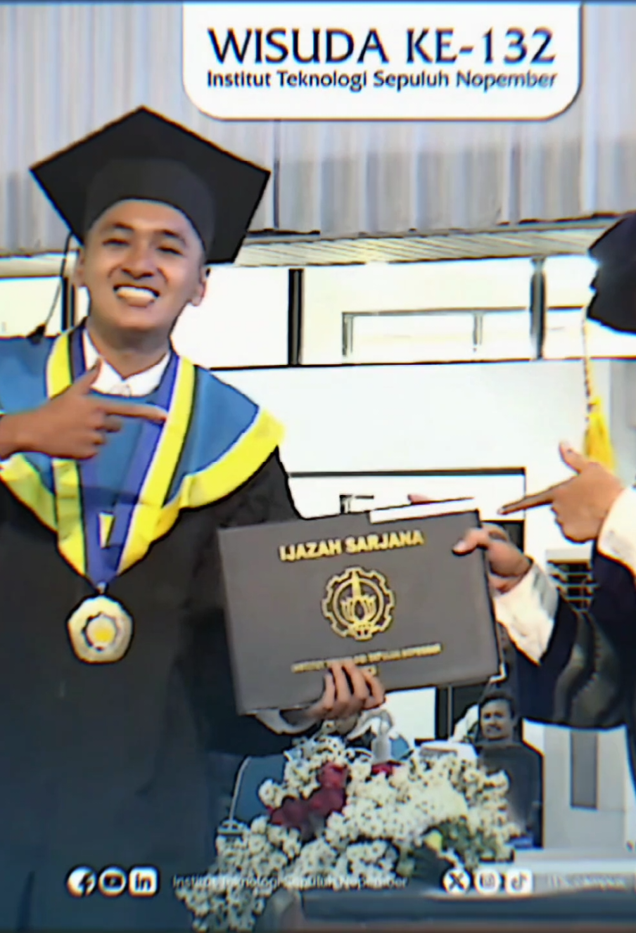 Cuma gaya biasa kok ga aneh-aneh 😁👇 W-132 @its_campus  #itssurabaya #wisuda132its  #kawinajang2651mdpl #wisuda  #gunungkawi 