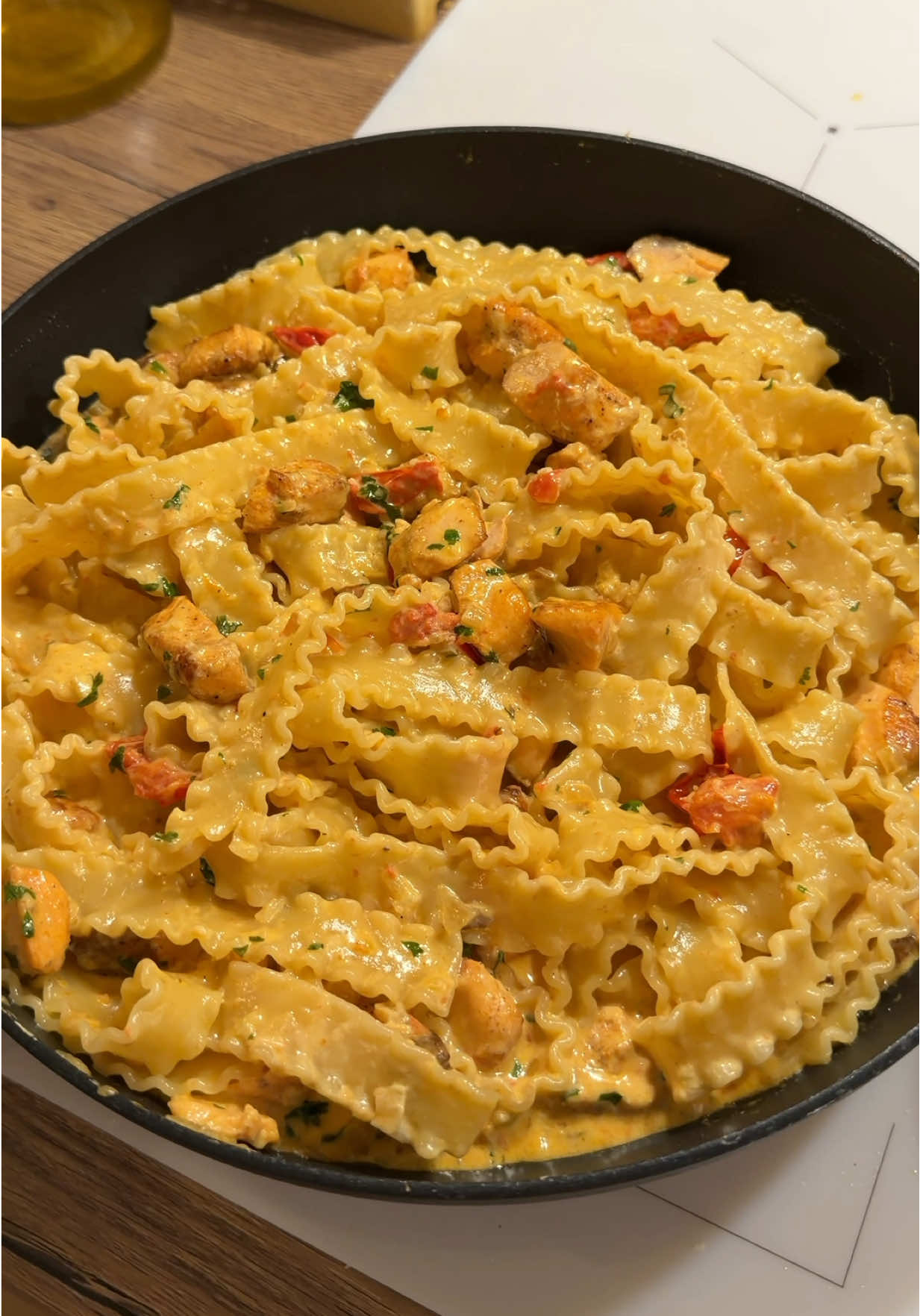 Weekend calls for creamy salmon pasta ☺️🍝#EasyRecipe #salmon #DinnerIdeas #cookwithme #quickdinner 