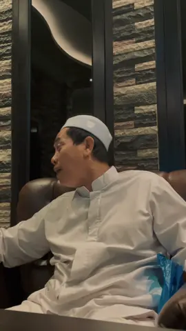 Salah satu obat ketika hatimu sedang dilanda sedih dan resah, maka pandang lah wajah guru murobbimu, karena senyuman mereka dapat menjadi penyejuk, penawar dan obat yang mujarab @asysyifaapusat #abuyakhmuhyiddinabdulqodiralmanafi #fyp #fyppppppppppppppppppppppp #pyf #pyfツ 