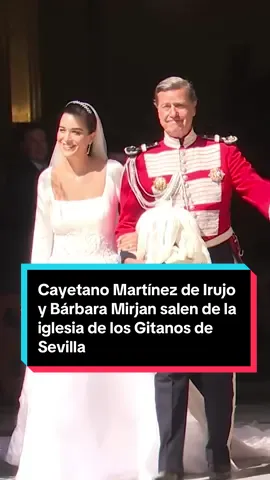 💍🤵‍♂️👰 Cayetano Martínez de Irujo y Bárbara Mirjan salen de la iglesia de los Gitanos de Sevilla juntos y como recién casados. Tras darse el 'sí, quiero', Cayetano Martínez de Irujo y Bárbara Mirjan se han marchado al banquete en el mismo coche de caballos en el que llegaba ella a la iglesia de los Gitanos. La celebración continuará en finca Las Arroyuelas, en el término municipal de Carmona y propiedad del duque de Arjona. #cayetano #martinezdeirujo #barbaramirjan #sevilla #boda 