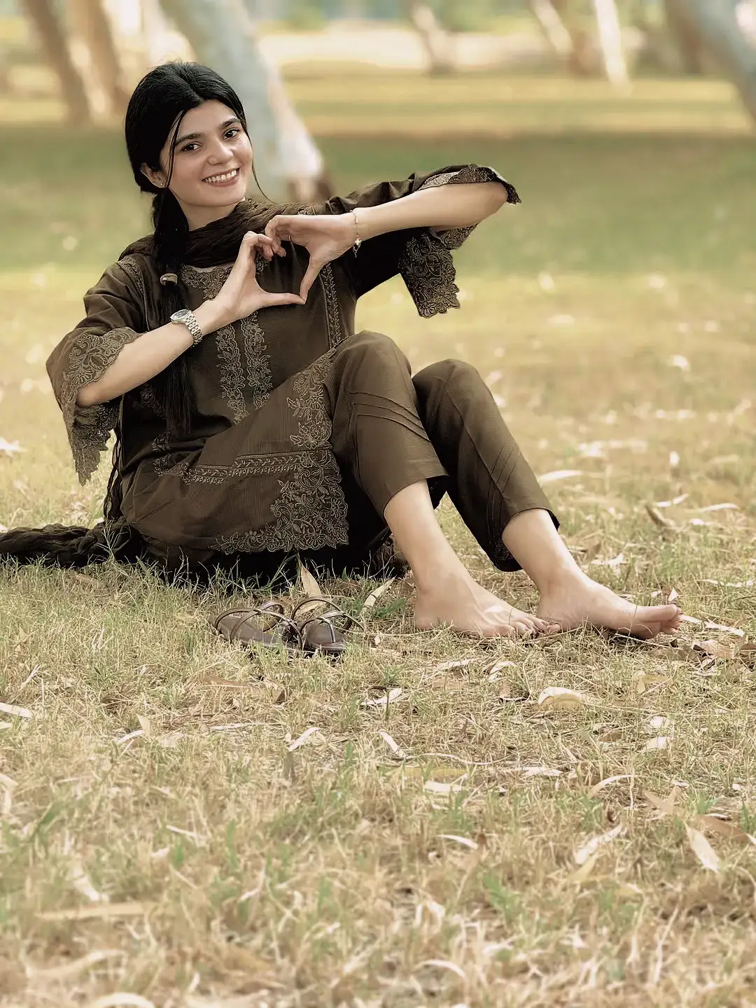 راته جور دی کره پیغور د زماني خدای درکري ده د حسن خزانه یاره ما به دیوان کری دیوانه تش مبى من شره د خيلى مبخاني ساقي راوره د سرو شوندو پیمانه یاره ما به دیوانه کری دیوانه ته جى زلفي كري ول ول شانه شانه یاره ما به دیوانه کری دیوانه په ما وکره د سرو شوند و صدقه يو ملنك ولاز دی ستا په دروازه