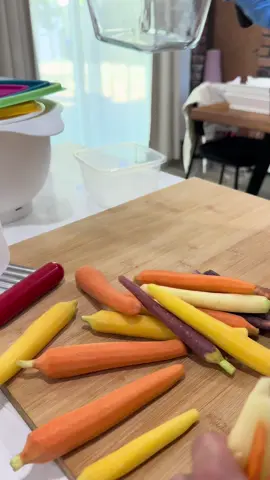 Veggie prep for the week 🥕 🥒🥦🫑  #vegetables #mealprep #greenscreen 