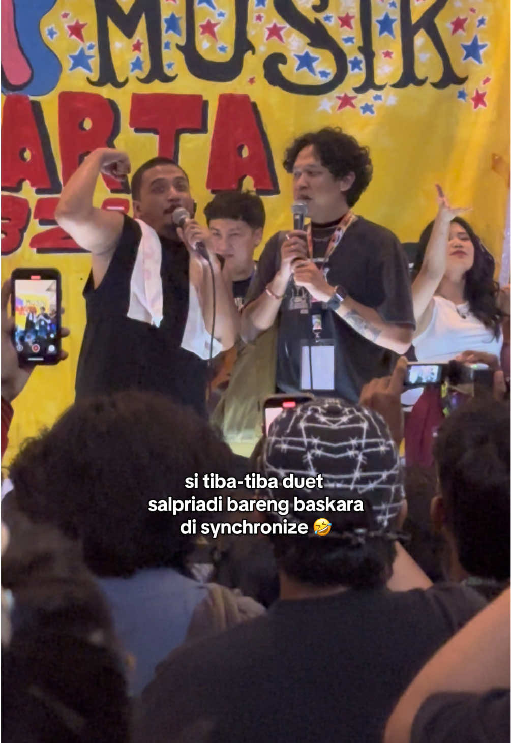 Bengong dikit dadakan salpriadi dan baskara feast nyanyi bareng di panggung nyempil synchronize fest 🙂