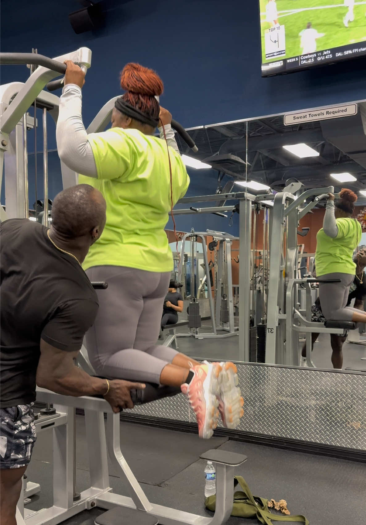She told me she hasn’t done pull-ups since kindergarten and I figured it was a great day to be a great day so we’re doing pull-ups today.🙌🏿🙌🏿🙌🏿🙌🏿 one thing about it. I love getting people uncomfortable, helping them reach their goals, it’s a part of the process… but yea she killed it, got over one fear now back to the grind avg on to the next. Yes she still talked shit but idc, talk shit and keep working 😂🤷🏿‍♂️🙌🏿… her transformation pic is loading! Let’s goo!!  Online in person and mobile training available message me for details  #cplondontraining #personaltrainer #fit #Fitness #trainer 