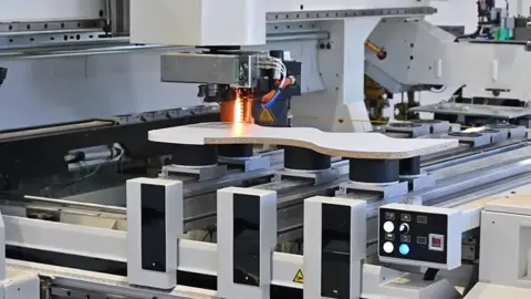 MMade in China is very powerful, and technology changes life#Woodworkingmachinery #edgebandingmachine #CNC #CNCRouter #cncmachine 